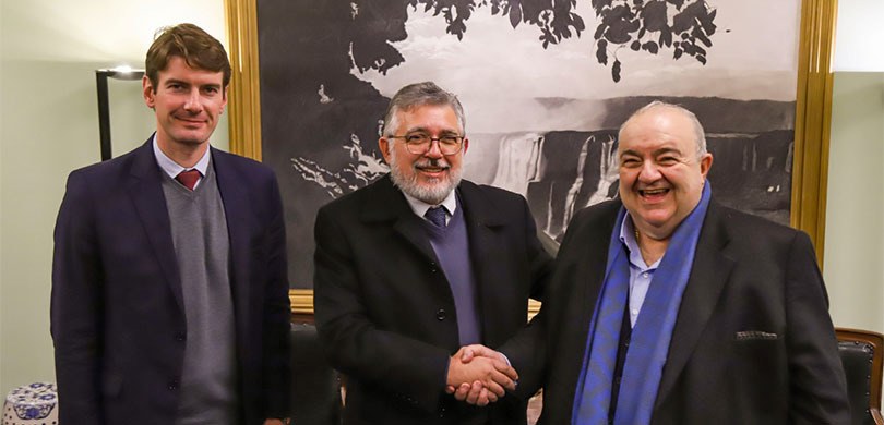 Fotografia mostra o Dr. Tavarnaro, o presidente Coimbra de Moura e o prefeito Rafael Greca