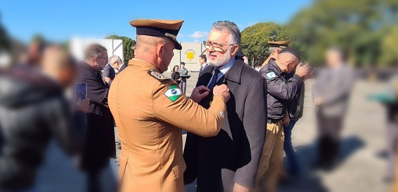 Presidente Coimbra de Moura recebendo Medalha Coronel Sarmento