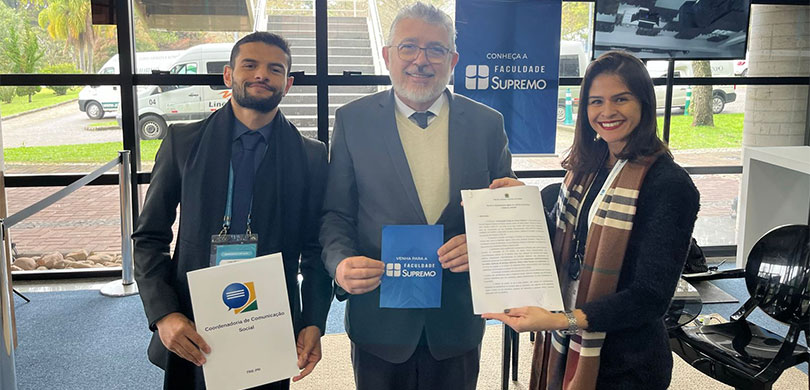 Presidente do TRE-PR destaca programas da Justiça Eleitoral do Paraná no VIII Congresso de Direito Eleitoral Fotografia de três pessoas em pé, uma ao lado da outra.