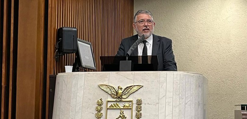 Presidente do TRE-PR discursa no plenário da ALEP Desembargador Coimbra de Moura durante sua fala no plenário da Assembleia Legislativa