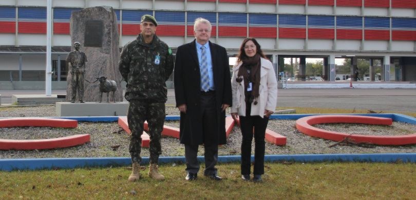 Presidente do TRE-PR é recebido pelo comandante do Colégio Militar de Curitiba nesta quarta-feira (9) Dois homens e uma mulher posam para foto. No centro, está o desembargador Sigurd Roberto Bengtss...