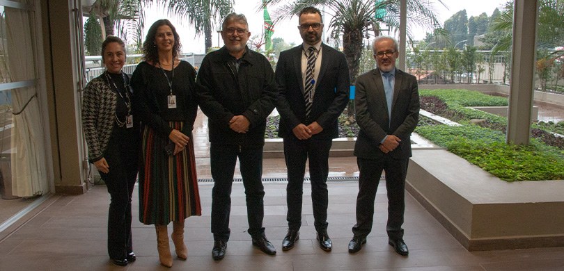 Presidente do TRE-PR empossa novos assessores Fotografia de cinco pessoas, três homens e duas mulheres, posando sorrindo. Todos vestem roupas ...