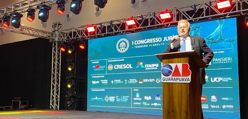 Fotografia em que o presidente Sigurd Roberto Bengtsson é visto do lado direito, falando em um p...