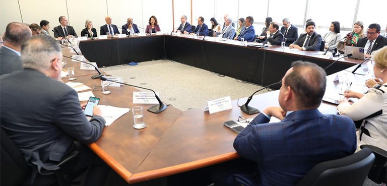 Presidente do TRE-PR participa de reunião no TSE para discutir as Eleições de 2024 2 Homens e mulheres em reunião em uma mesa em formato retangular.