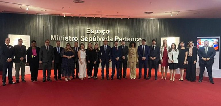 Presidente do TRE-PR participa de reunião no TSE para discutir as Eleições de 2024 3 Foto de um grupo de 11 homens e 12 mulheres, em pé, no Espaço Ministro Sepúlveda Pertence, em Br...