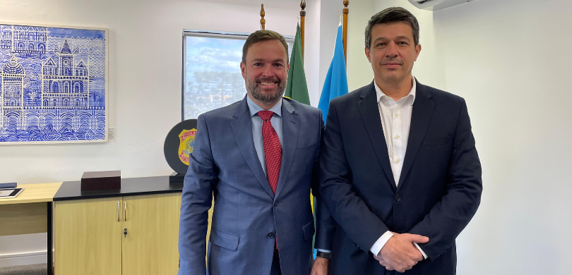 Presidente do TRE-PR realiza visita institucional à Superintendência Regional da Polícia Federal no Paraná Fotografia na qual se observa dois homens de terno, com pele clara e cabelos escuros, posando la...