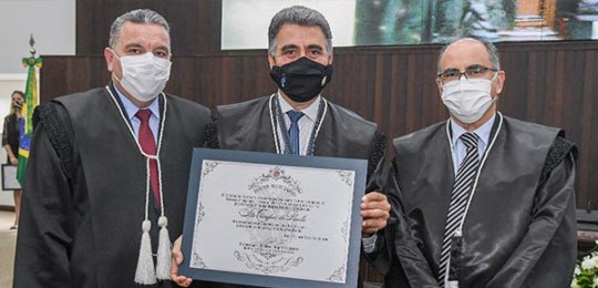 Presidente do TRE-PR recebe a medalha de Distinção Judiciária do TJPR À esquerda, o presidente do TJPR, desembargador Adalberto Jorge Xisto Pereira; no centro, o pres...