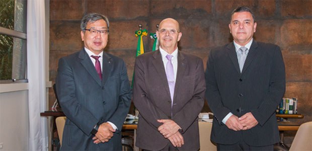 Presidente do TRE-PR recebe a visita do Sr. Arthur Cezar Rocha Cazella