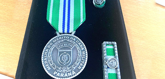Foto da medalha recebida pelo presidente do Tribunal Regional Eleitoral do Paraná (TRE-PR), dese...