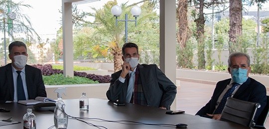 Foto do desembargador Tito Campos de Paula, doutor Rogério de Assis e doutor Valcir Mombach sent...