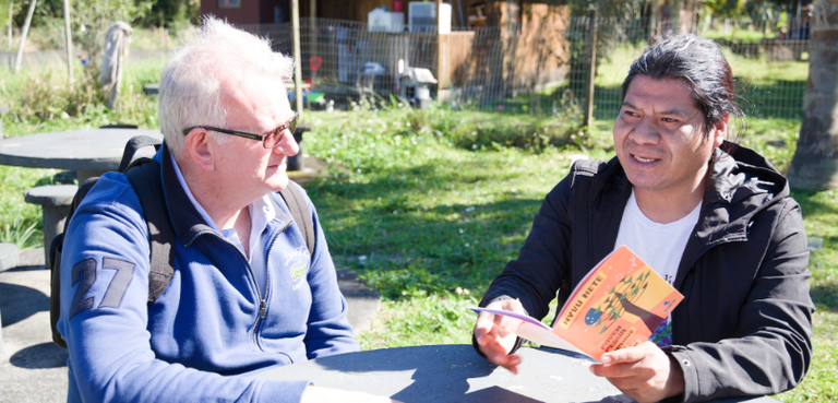 Fotografia do presidente Sigurd Roberto Bengtsson e do cacique Dionísio Kuaray sentados ao redor...