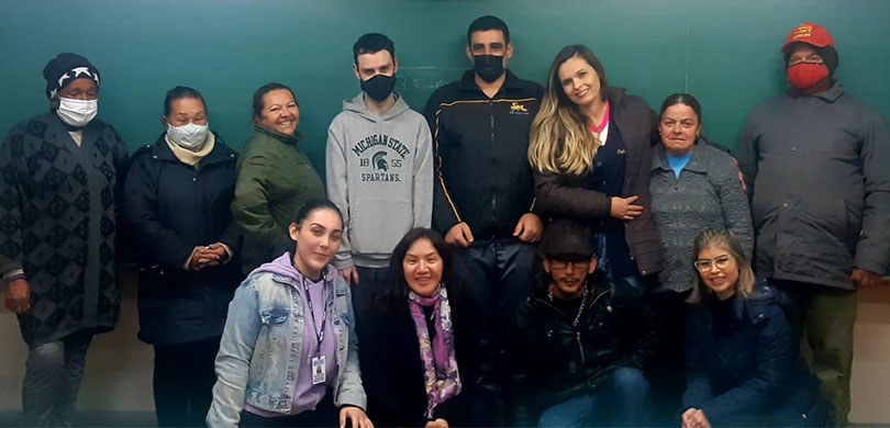 Projeto da Escola Judiciária aproxima Justiça Eleitoral de estudantes adultos Fotografia de um grupo de 12 pessoas, entre homens e mulheres, posando para foto em frente a um ...