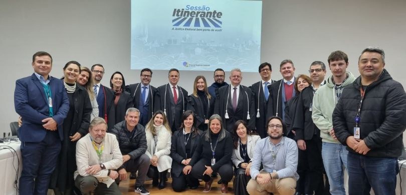 Fotografia em que são vistas diversas pessoas, entre servidores e autoridades, posando para a fo...