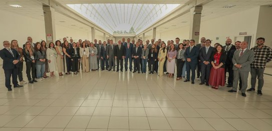 Fotografia em que as dirigentes e os dirigentes das Escolas Judiciárias posam no Fórum Eleitoral...