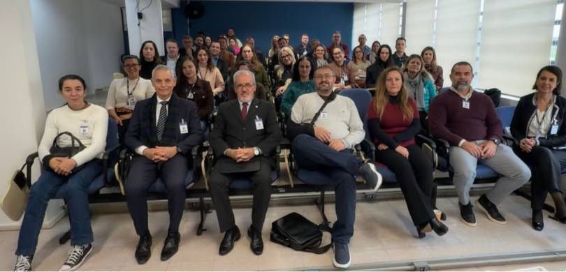 Fotografia que retrata um grupo de aproximadamente trinta pessoas, entre homens e mulheres de di...