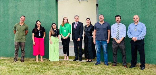 foto registrada em frente ao Fórum Eleitoral da Lapa. Servidoras e servidores estão posando para...