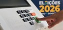 Fotografia na qual se vê uma mão pressionando a tecla verde “Confirma” no teclado de uma urna el...