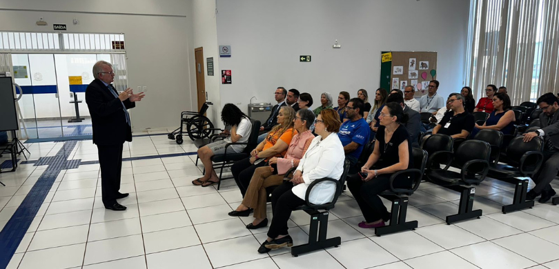 Sala calma para atendimento de pessoas com deficiência e com TEA é inaugurada em Cascavel Fotografia do desembargador Sigurd Roberto Bengtsson discursando para homens e mulheres, que apa...