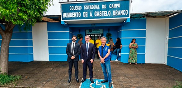 Fotografia em plano aberto da fachada azul e branca do "Colégio Estadual do Campo Humberto de A....