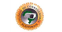 Na fotografia consta a logomarca do Colégio de Corregedores Eleitorais do Brasil: um círculo lar...