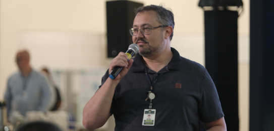 Na fotografia, vê-se o secretário de Tecnologia da Informação, Gilmar Jose Fernandes de Deus se ...