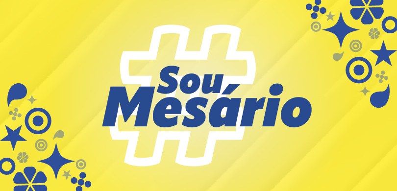 Banner com fundo amarelo, em que se lê “Sou mesário”, em letras azuis. Atrás há uma hashtag bran...