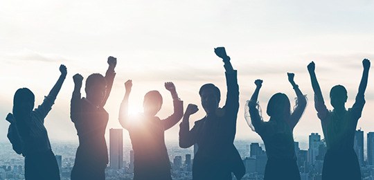 Semana do Jovem Eleitor incentiva participação política de pessoas entre 16 e 18 anos Foto de seis jovens, três mulheres e três homens, com as mãos levantadas, como se estivessem com...