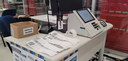 Fotografia na qual se observa uma mesa de trabalho equipada para procedimentos eleitorais em um ...
