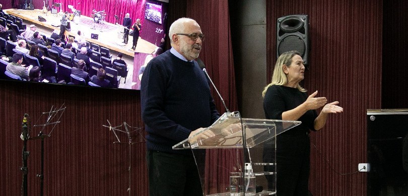 Servidor aposentado Marden Machado recebe título de Cidadão Honorário de Curitiba Apoiado em um púlpito, um homem, Marden Machado, de cabelos grisalhos fala ao microfone. Ao seu ...