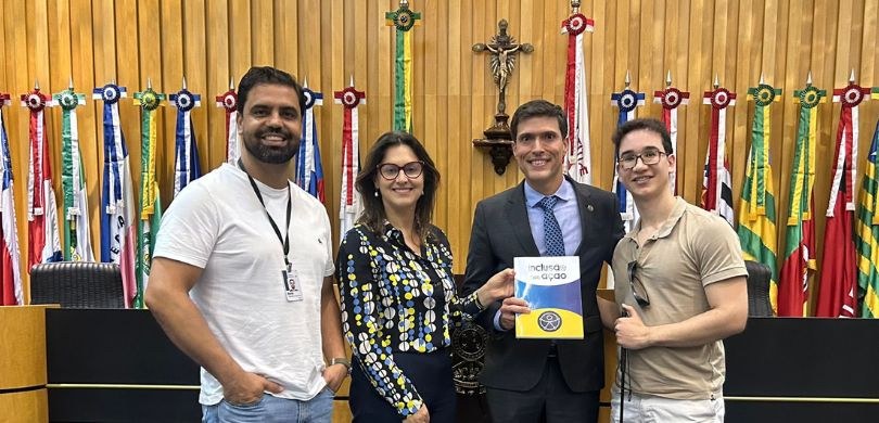 Servidores do TRE-PR participam de encontro nacional sobre direitos das pessoas com deficiência no TST Três homens e uma mulher posam para a foto sorrindo. Um deles segura uma publicação cuja capa te...