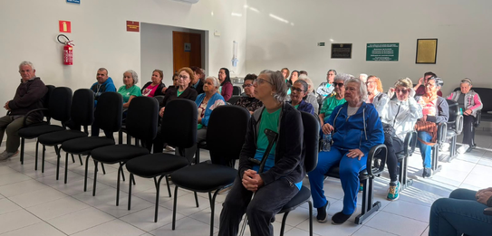 Fotografia na qual se vê uma pessoa pressionando a tecla verde de uma urna eletrônica de cor cla...