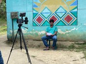 Membro indígena fazendo gravação para o TRE-PR, para as mídias sociais, câmera de celular com tr...