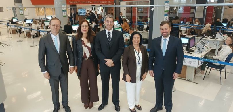 Fotografia em plano inteiro de cinco autoridades, entre elas o presidente do TRE-PR, perfiladas ...