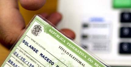 TRE-BA- Título de eleitora Título sendo entregue a eleitora