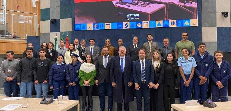 Fotografia em que aparecem autoridades e estudantes eleitos pelo projeto Parlamento Jovem, posan...