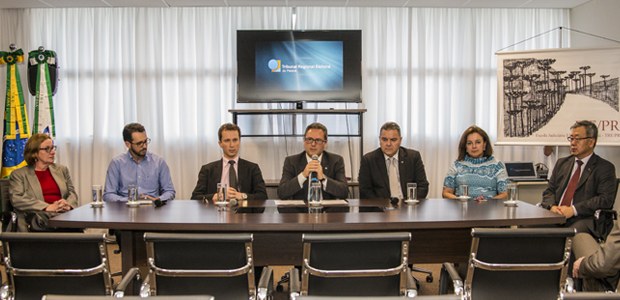 TRE-PR-apresentacao-parlamento-e-tribunal-jovem TRE-PR-apresentacao-parlamento-e-tribunal-jovem