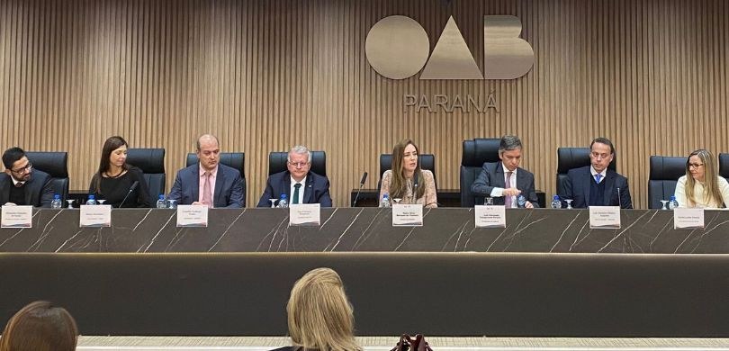 Fotografia que mostra várias autoridades na mesa de honra do auditório da OAB-PR. Entre essas pe...