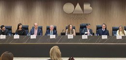 Fotografia que mostra várias autoridades na mesa de honra do auditório da OAB-PR. Entre essas pe...