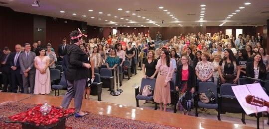 TRE-PR: Café Cultural - Oratória é coisa de mulher, sim! Uma palestrante falando a uma plateia cheia, em sua maioria, mulheres.