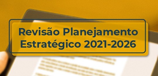 TRE-PR convida sociedade a participar de pesquisa de planejamento estratégico Imagem de fundo amarelo. Ao fundo, uma mão segurando um tablet. À frente, no centro da imagem, u...