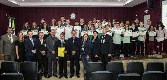 TRE-PR diploma eleitos do Parlamento Jovem de Curitiba