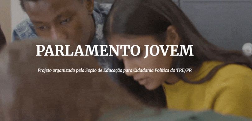 Banner cujo fundo é uma captura de tela na qual se veem dois jovens olhando para algo que parece...