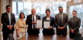 Fotografia que retrata seis pessoas, sendo cinco homens e uma mulher, em pé e posicionados lado ...