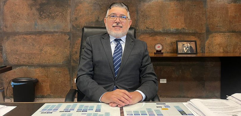 TRE-PR e TJ-PR celebram acordo para o atendimento de mulheres vítimas de violência doméstica Presidente do TRE-PR, após assinar acordo de cooperação com o TJ-PR. No fundo, uma parede marrom...