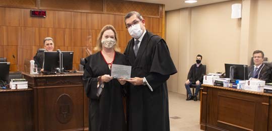 TRE-PR homenageia procuradora eleitoral Na foto, Dra. Eloisa Helena Machado e Dr. Leonardo Rosa, do IPRADE