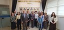Fotografia em que aparecem várias pessoas posando em frente à Galeria de Procuradores do TRE-PR,...
