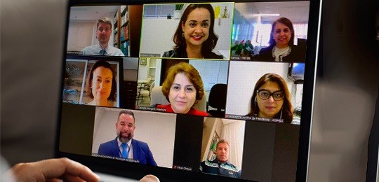 Foto de uma tela de computador com cinco servidoras e três servidores do TRE-PR, que participam ...