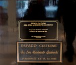 Placa comemorativa da inauguração do Espaço Cultural Des. Eros Nascimento Gradowski em 1998, no ...