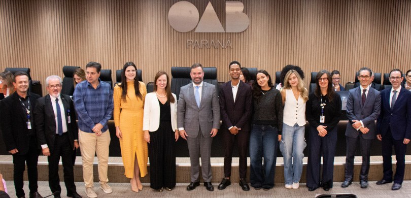 TRE-PR, OAB-PR e UFPR premiam vencedores do 1° Concurso de Vídeos Curtos sobre o Voto Jovem Fotografia de doze pessoas, entre homens e mulheres, posando para foto em um auditório. O grupo ...
