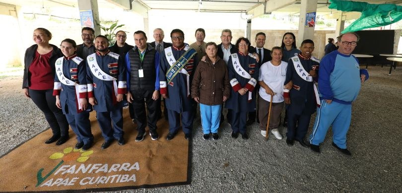Fotografia em que se veem várias pessoas posando em pé, entre elas o presidente Sigurd Roberto B...